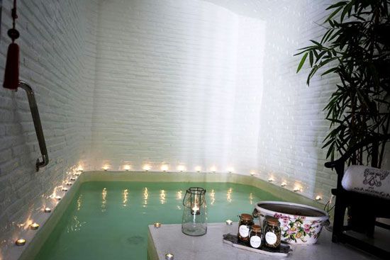 baño turco con velas en a quinta da auga hotel a coruna