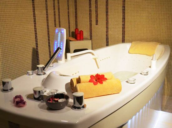 imagen de bañera con hidromasaje en el hotel Beatriz Toledo Auditorium & Spa