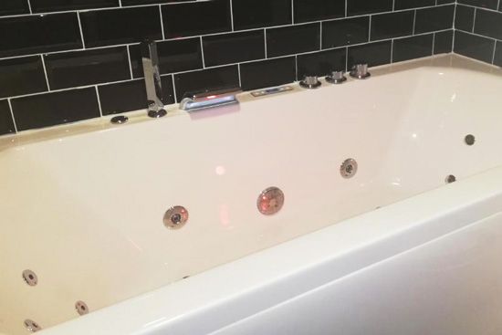 imagen de bañera con hidromasaje del hotel Dos Torres Rivendel - Hidromasaje