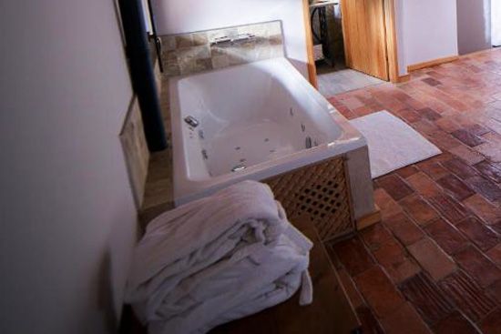 bañera con hidromasaje en la habitación del hotel El Zaguán