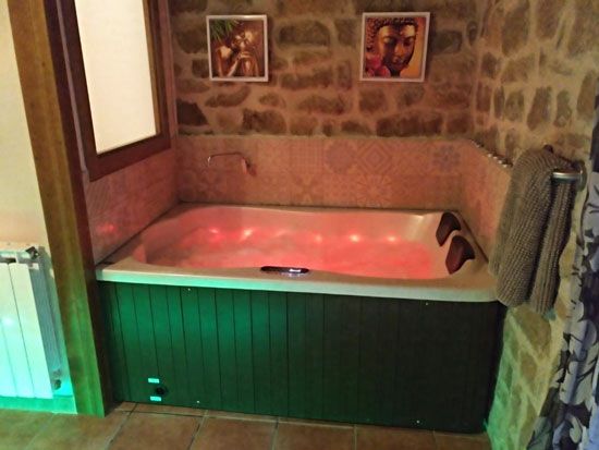 imagen de la bañera con hidromasaje en el hotel Cal Farris en Lleida