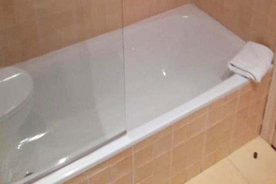 bañera en la habitacion del Hotel Masia de Lacy