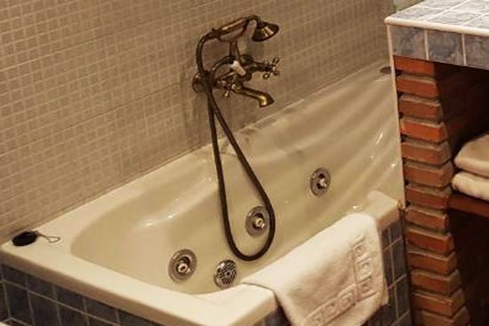 bañera con hidromasaje en el Hotel Rural El Horno de Aliaga