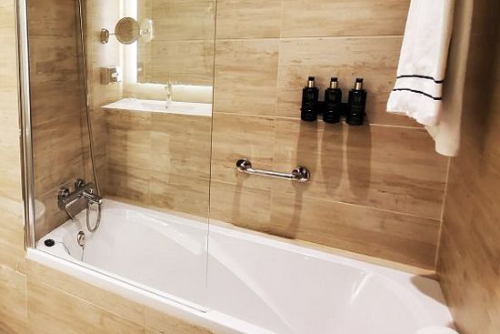 bañera en la habitación del hotel Melia Alicante