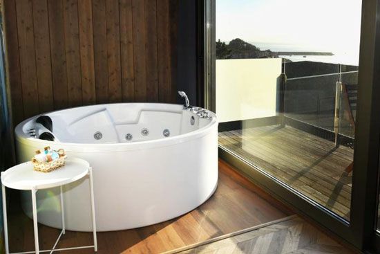 foto de la bañera con hidromasaje canaña fisterra con vista al balcon
